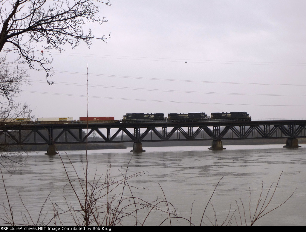 NS 9513 leads stacks eastbound over the Hudson River